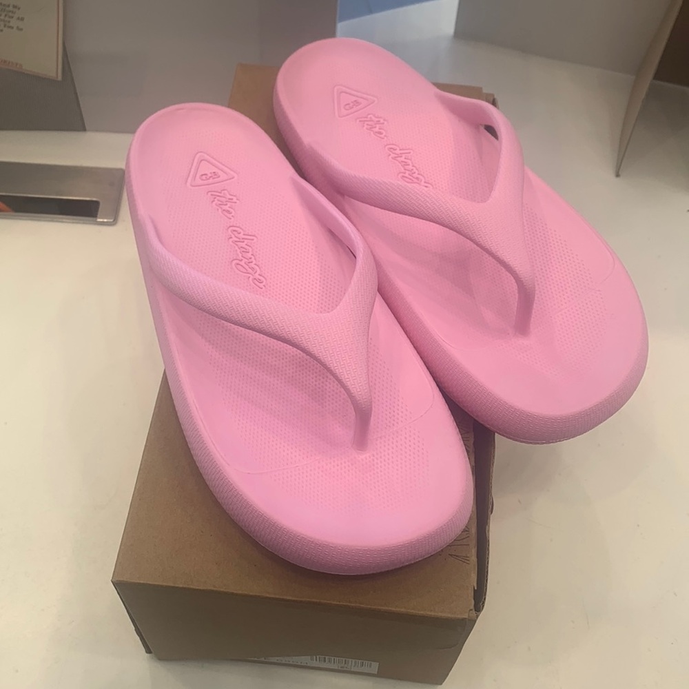 Gianni Bini baby pink flip flops